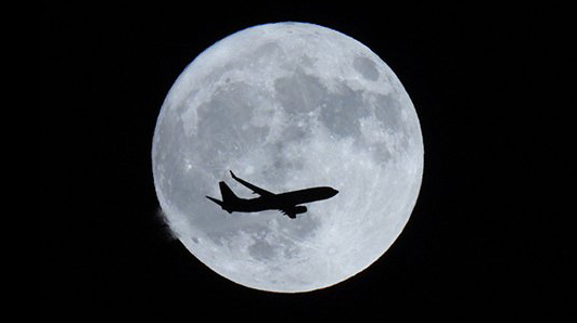 luna e aereo passeggeri