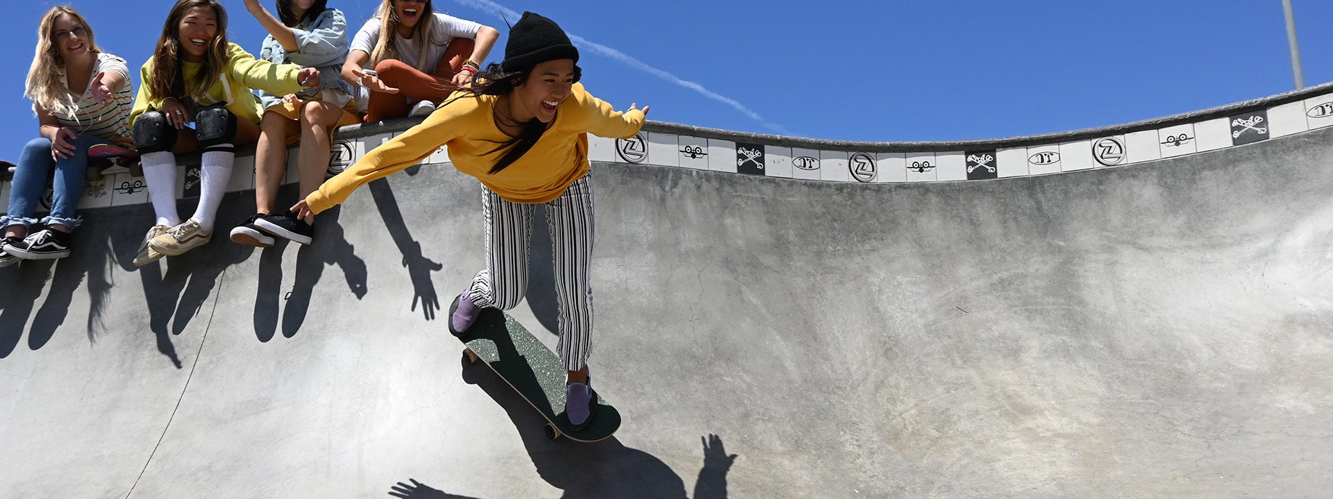 ragazza sullo skateboard